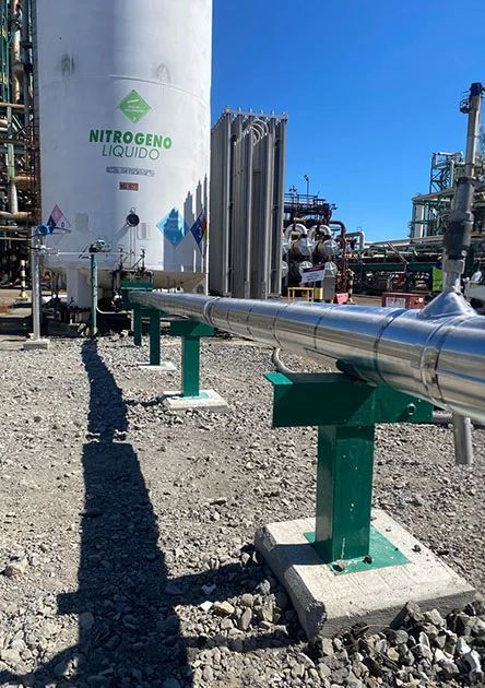 Aislación con Foamglas y revestimiento de acero inoxidable junto a un estanque de nitrógeno líquido en una refinería