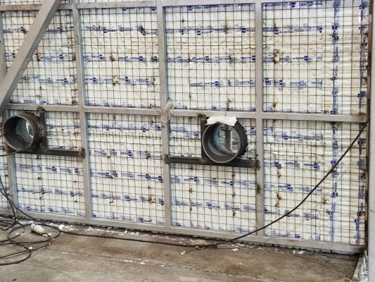 Reparación del hogar de una caldera con concreto refractario en curva