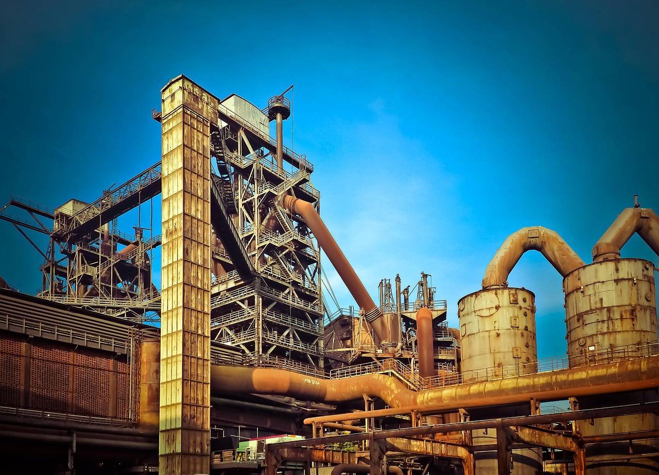 Planta industrial con equipos de proceso
