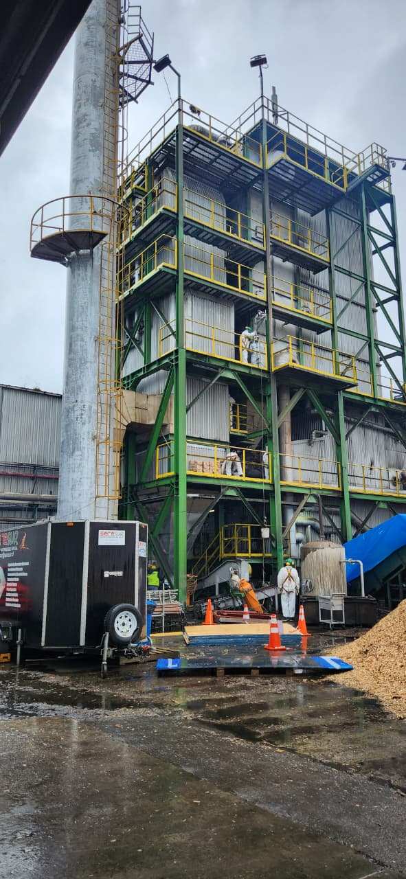 Planta industrial con estructura de caldera