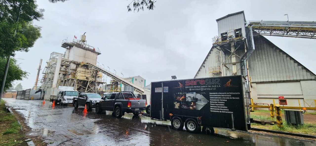Equipos de SERESUR en faena en una planta industrial